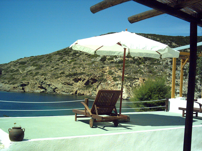 Aperanto rooms and studios in Faros, Sifnos - Common spaces with sunbeds